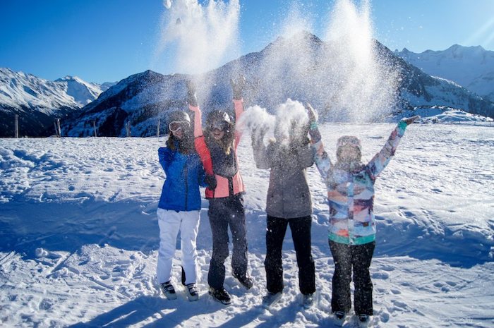 Teilnehmer bei einem Ski-Camp Kinder bei einer Schneeballschlacht