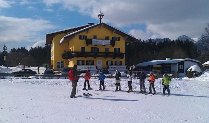 Skigruppe im Tal beim Wintercamp in Kössen