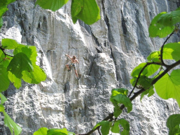 Klettern am Felsen auf der Jugendreise Kärnten