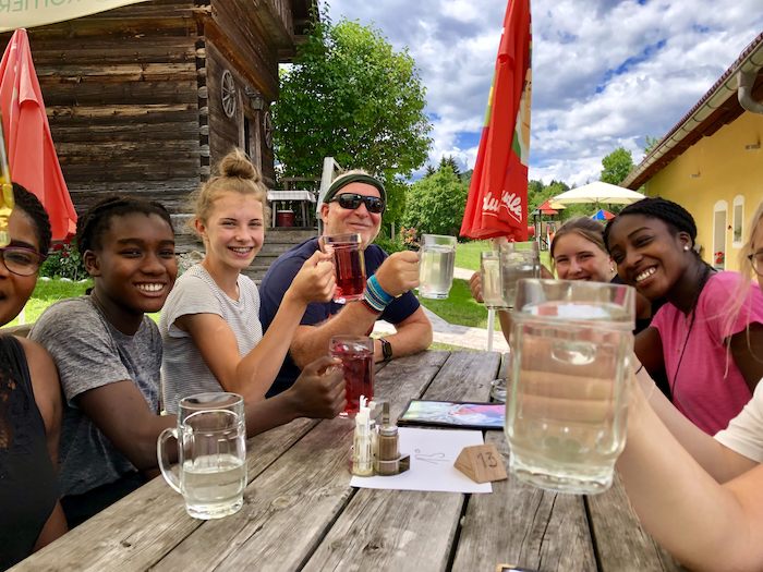 Pause im Restaurant auf der Jugendreise Kärnten