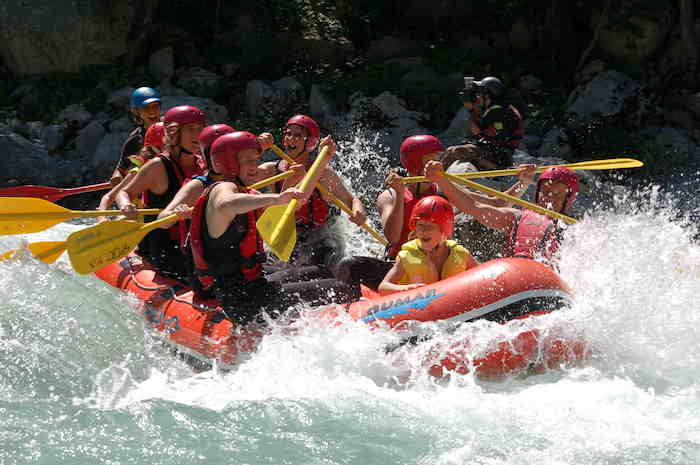 Wellen beim River Rafting auf der Jugendreise Kärnten