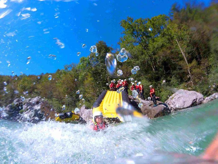 Sprung in den Fluss auf der Jugendreise Kärnten