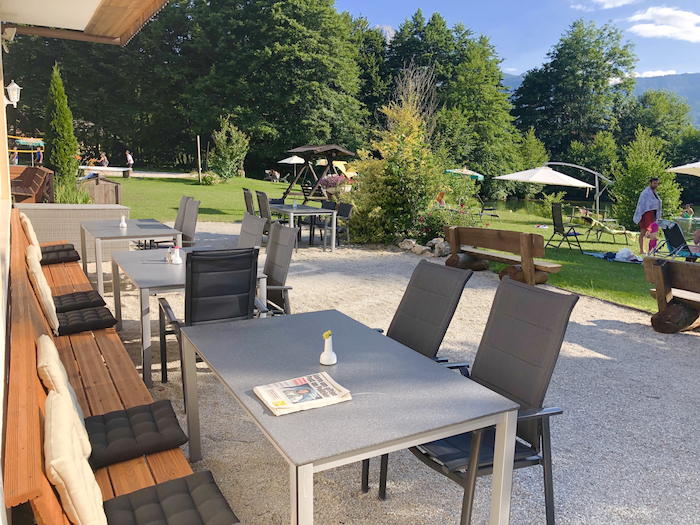 Tische auf der Terrasse auf der Jugendreise Kärnten