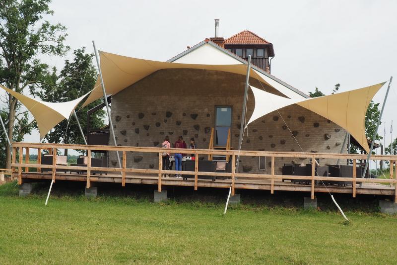 Teilnehmer auf der Terasse im Angelcamp Ostsee