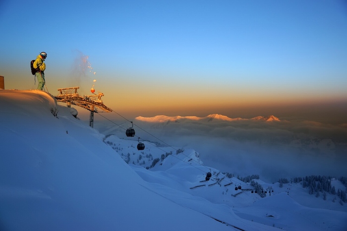 Sonnenuntergang mit Wolken im Skilager Österreich