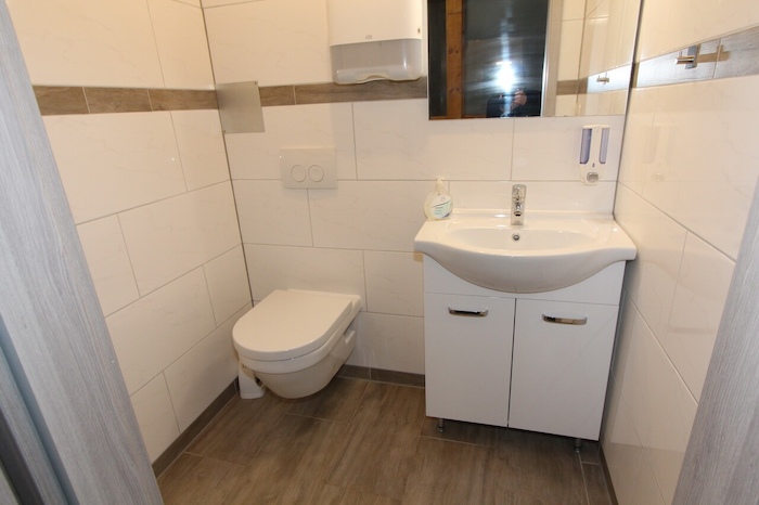 Badezimmer im Skilager Österreich