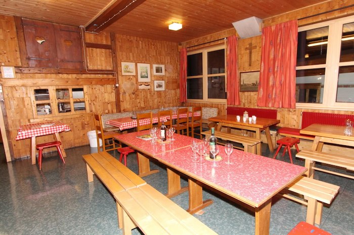 Esszimmer im Skilager Österreich