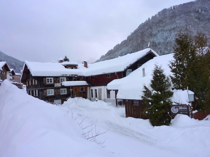 Dorf mit Schnee im Skilager Österreich