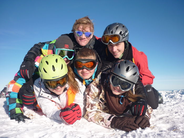 Spass im Schnee im Skilager Österreich