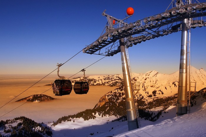 Gondel im Sonnenuntergang im Skilager Österreich