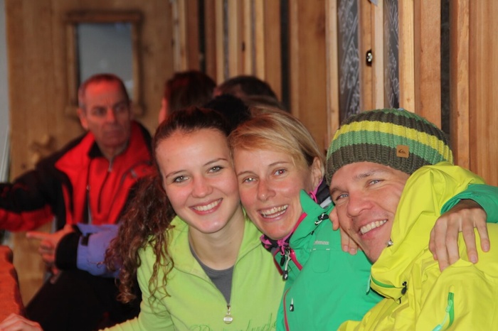 Lachen in der Berghütte im Ski-Lager Österreich