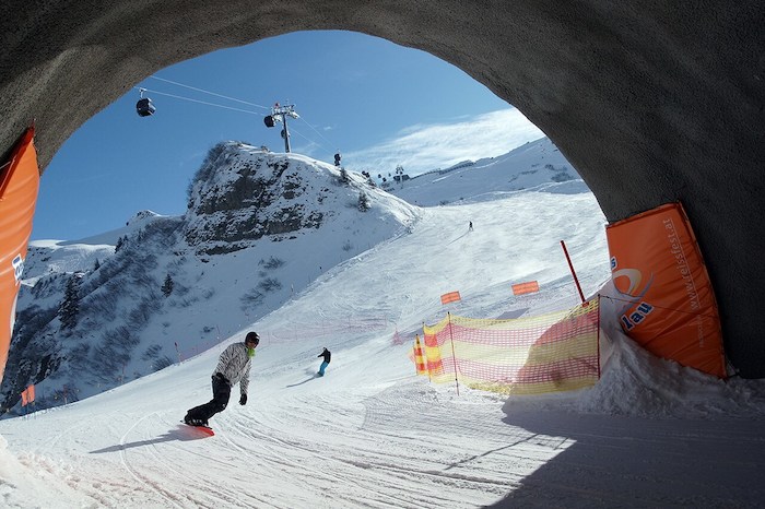 Snowboard-Fahrt durch einen Tunnel im Ski-Lager Österreich