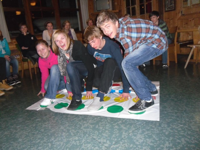 Twister spielen im Ski-Lager Österreich