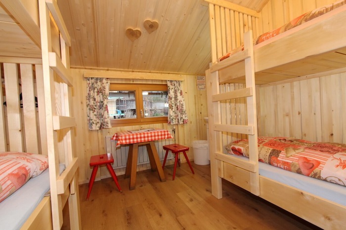 Hochbetten im Zimmer im Ski-Lager Österreich