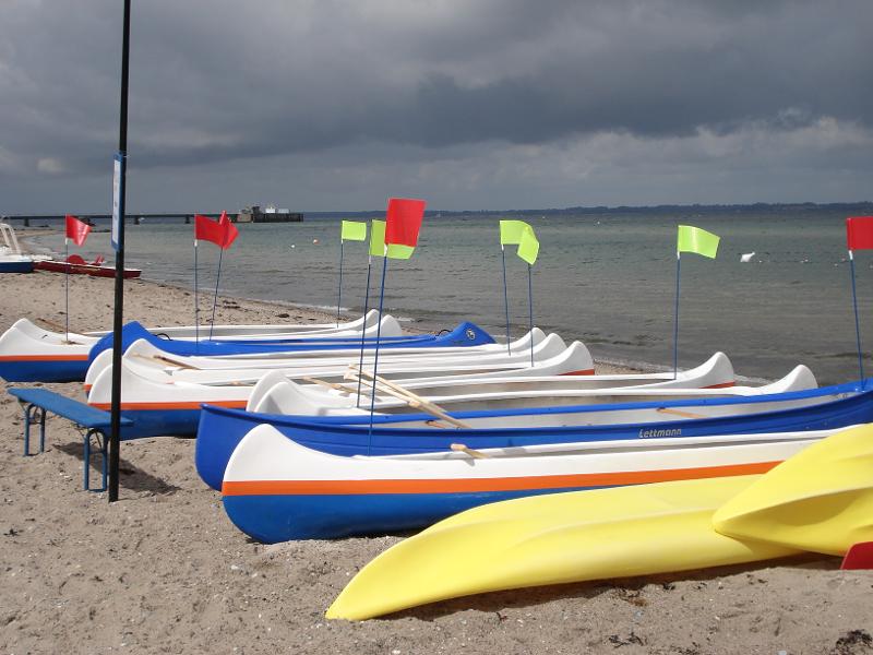 Kanus am Strand im Kitesurf-Camp Ostsee