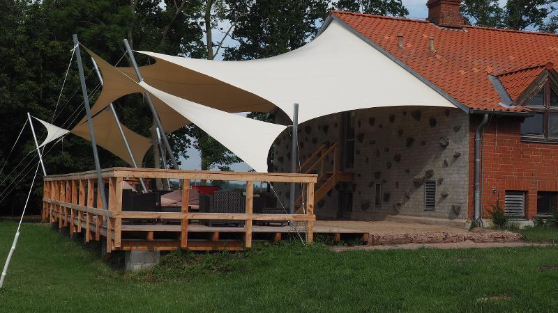 Terrasse bei der Unterkunft im Kitesurf-Camp Ostsee