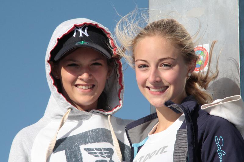 Zwei Mädchen im Kitesurf-Camp Ostsee