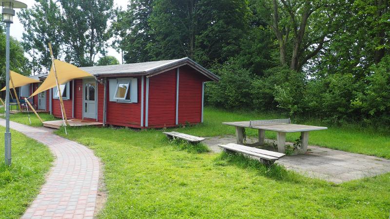 Hütten von aussen im Kitesurf-Camp Ostsee