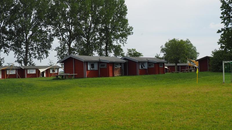Hütten mit Wiese im Kitesurf-Camp Ostsee