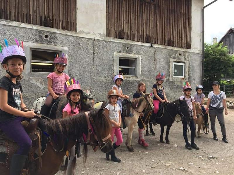 Reitgruppe von Mädchen sitzen auf Pferden im Reitcamp Kärnten