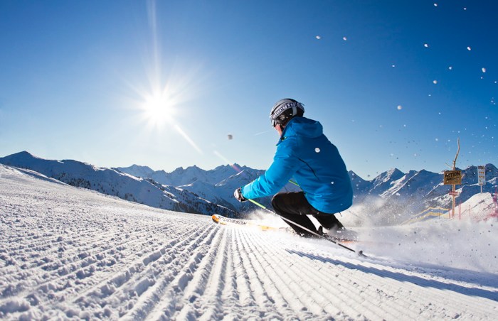 Skifahrer im Skilager in Österreich