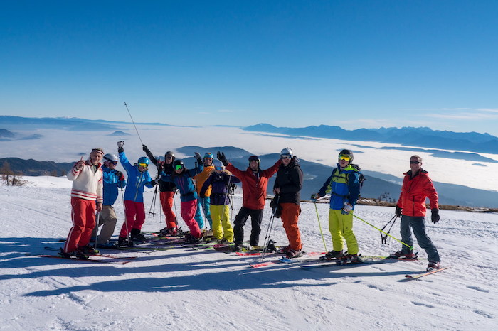 Gruppe auf Berg im Skilager in Österreich