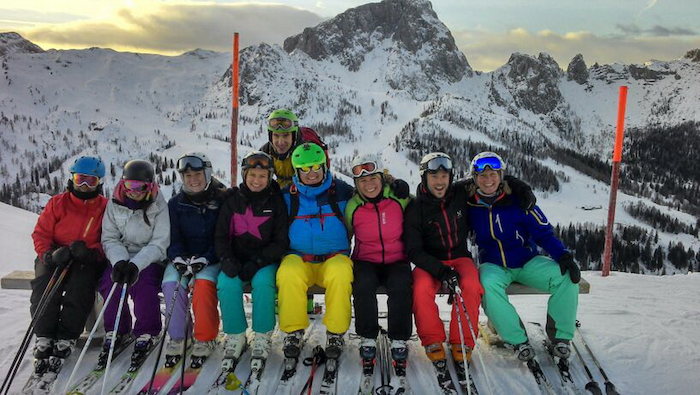Sitzende Gruppe im Skilager in Österreich