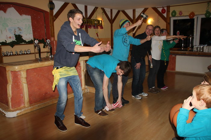 Jungs tanzen auf Party im Skilager in Österreich