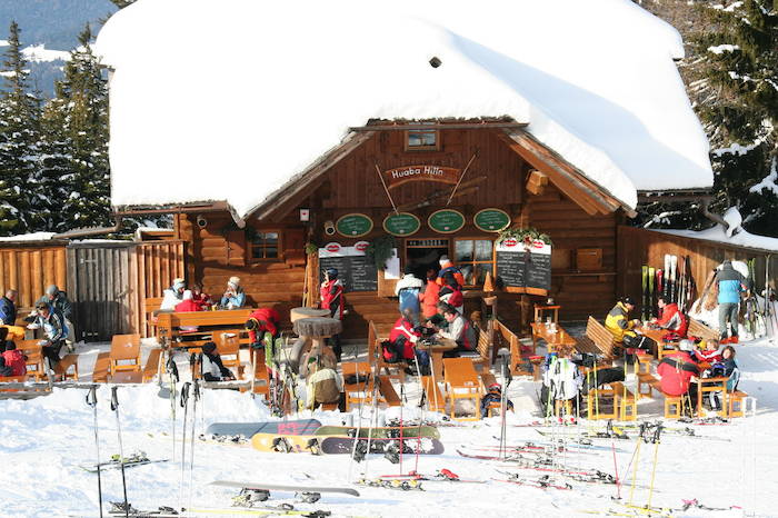 Pause vor der Skihütte im Skilager in Österreich