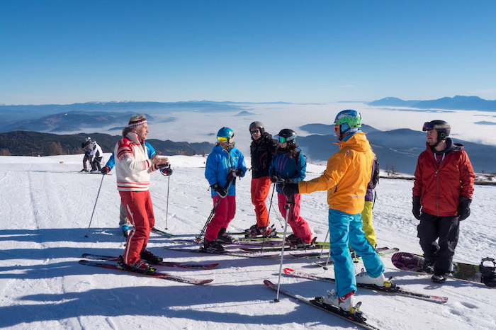 Skigruppe auf dem Berg im Skilager in Österreich