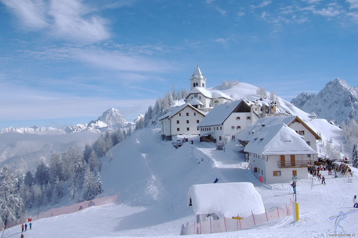 Kirche im Schnee im Skilager in Österreich
