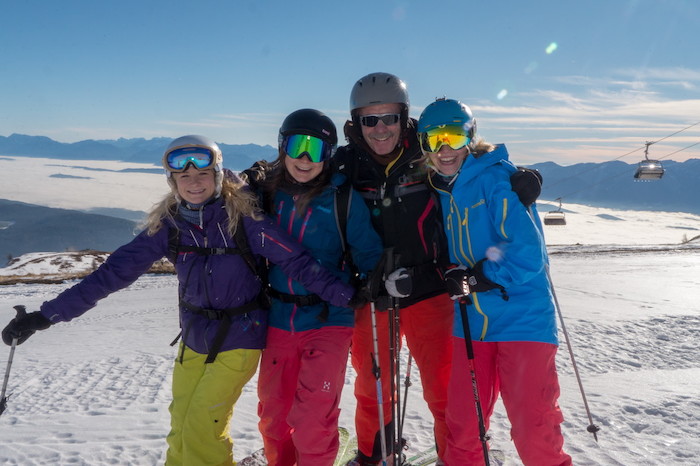 Vier Skifahrer bereit für die Abfahrt im Skilager in Österreich