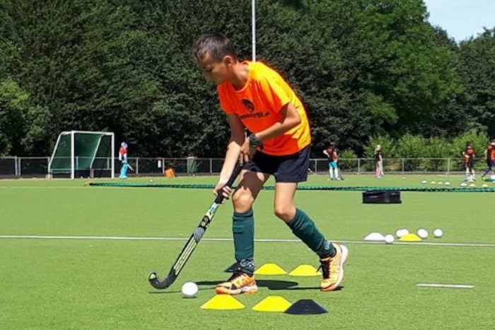 Hockey-Slalom mit dem Ball im Sport Feriencamp