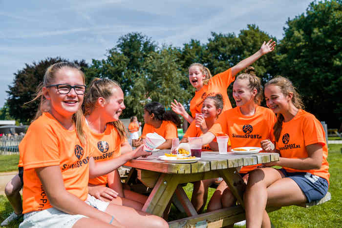 Die Mädchen der Sprachreisen Niederlanden essen zusammen zu Mittag