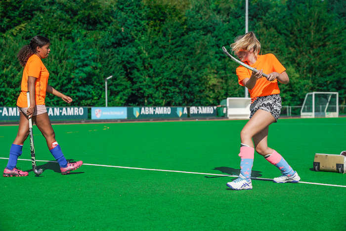 Mädchen trainieren im Sport Feriencamp