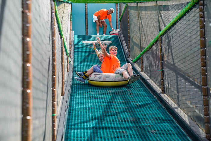 Kinder rutschen im Sport Feriencamp