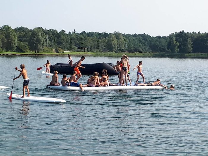 Teilnehmer haben Spass auf dem Wasser im Sport Feriencamp