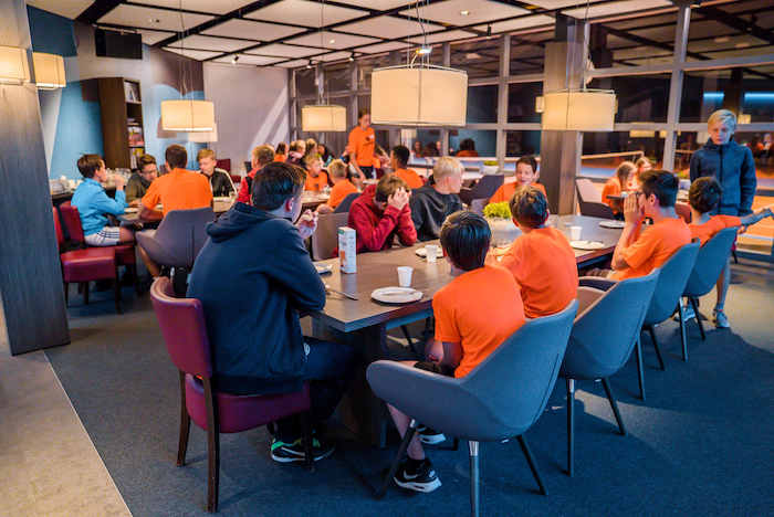 Zusammen Essen im Sport Feriencamp