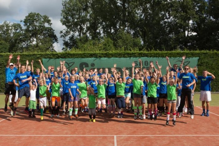 Alle springen in die Luft beim Gruppenfoto im Sport Feriencamp
