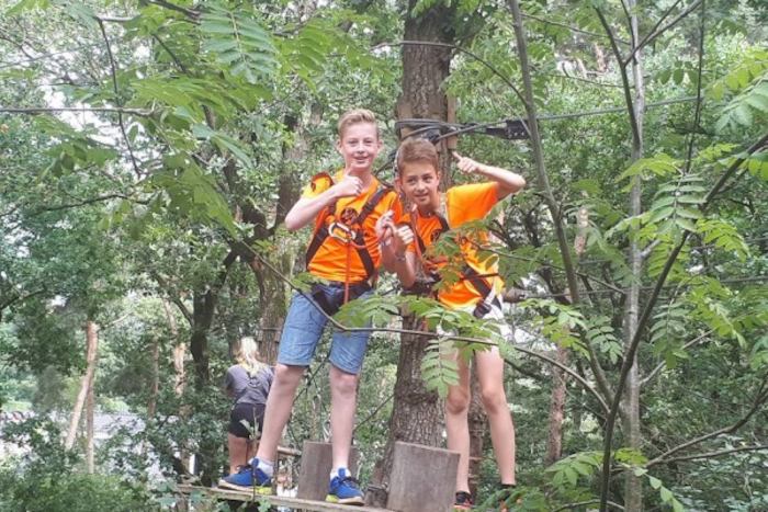 Zwei Jungs stehen auf Plattform im Hochseilgarten im Sport Feriencamp