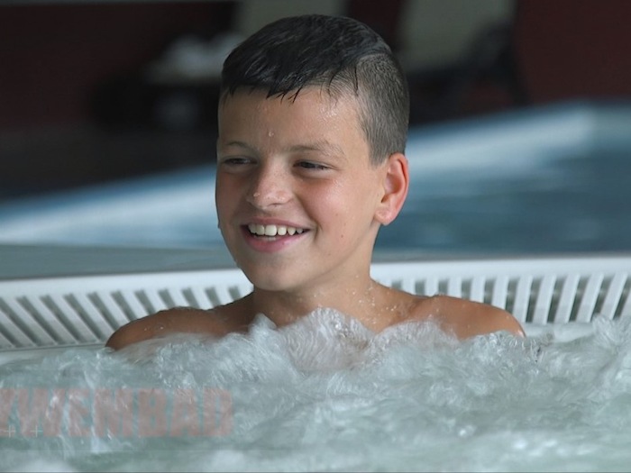 Junge im Schwimming Pool im Sport Feriencamp