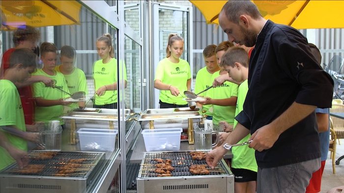 Grillieren im Sport Feriencamp