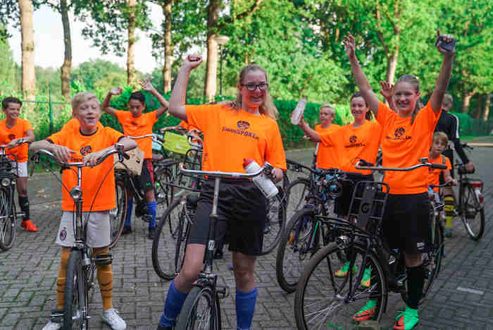 Jubeln nach der Fahrradtour im Sport Feriencamp