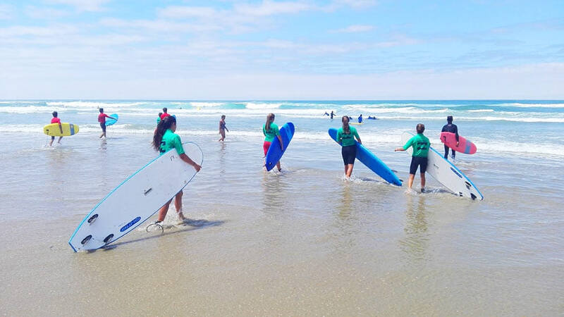 Bei der Sprachreise Frankreich günstig Schüler surfen die Teilnehmer