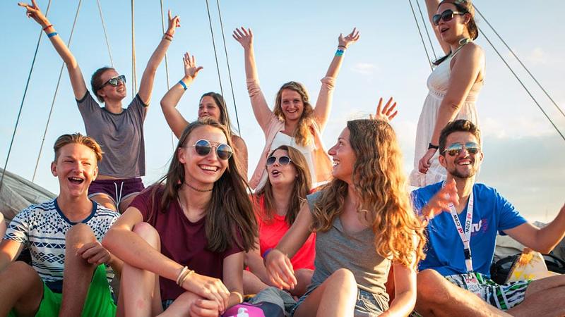Gruppenfoto auf Boot auf der Sprachreise Malta Schüler