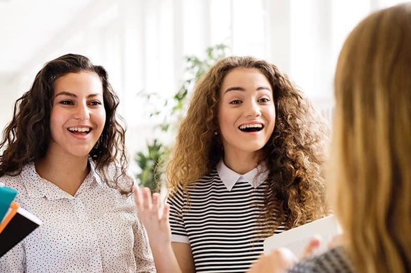 Zwei Mädchen lachen auf der Sprachreise Malta Schüler