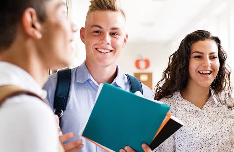 Junge und Mädchen lachen auf der Sprachreise Malta Schüler