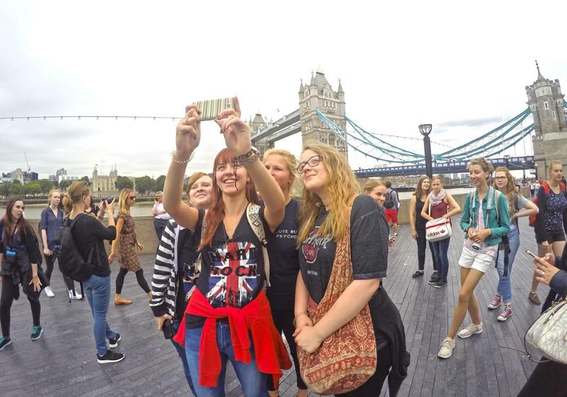 Mädchen machen Selfie vor der London Bridge auf der Sprachreise für Jugendliche