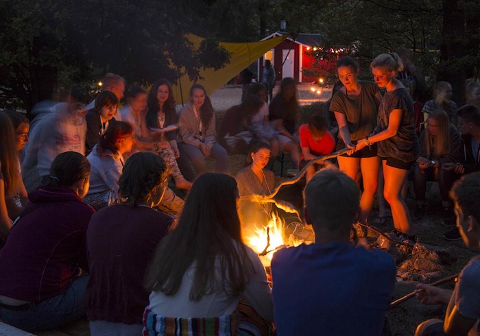 Abends zusammen am Lagerfeuer sitzen auf der Jugendreise Schweden