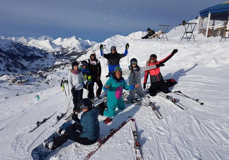 Eine Gruppe von Teilnehmern des Englisch-Camp Salzburg machen ein Gruppenfoto im Schnee